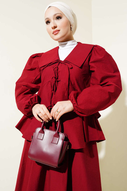 بلوزة مربوطة بحبل أمامي، بدلة من قطعتين، تنورة، لون أحمر قرمزي