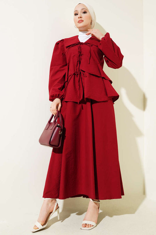 بلوزة مربوطة بحبل أمامي، بدلة من قطعتين، تنورة، لون أحمر قرمزي