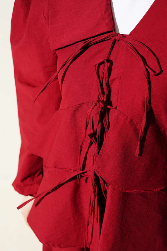 بلوزة مربوطة بحبل أمامي، بدلة من قطعتين، تنورة، لون أحمر قرمزي
