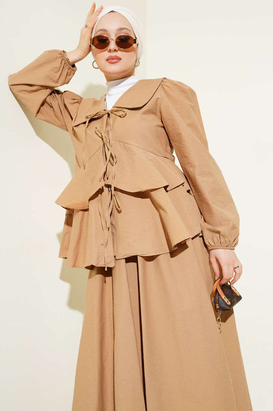 طقم بلوزة وتنورة مربوطة بحبل أمامي من قطعتين - لون جمل