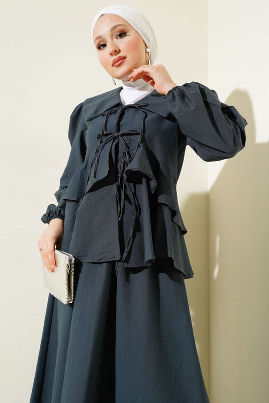 بلوزة مربوطة بحبل أمامي وبدلة مكونة من قطعتين وتنورة باللون الدخاني