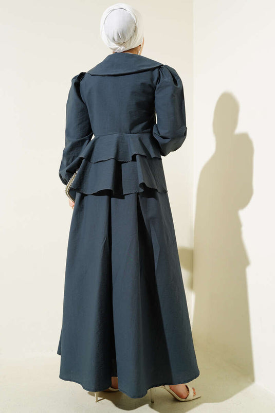 بلوزة مربوطة بحبل أمامي وبدلة مكونة من قطعتين وتنورة باللون الدخاني