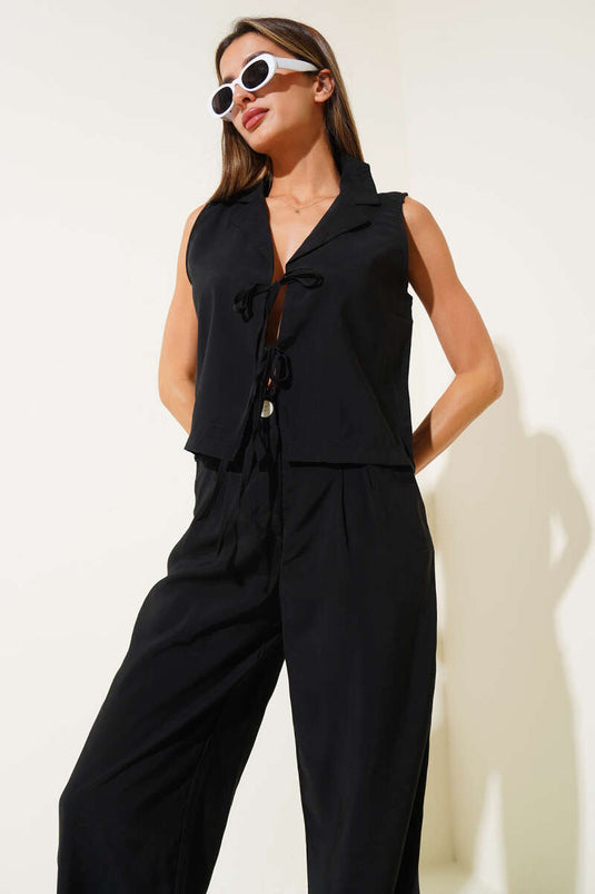 Ensemble deux pièces avec devant à cordon et gilet, noir.