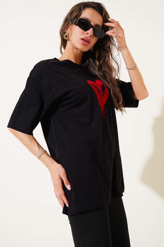 تي شيرت مطبوع عليه قلب باللون الأسود