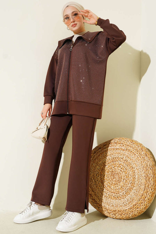 طقم غوص مكون من قطعتين باللون البني مع أحجار صغيرة في المقدمة