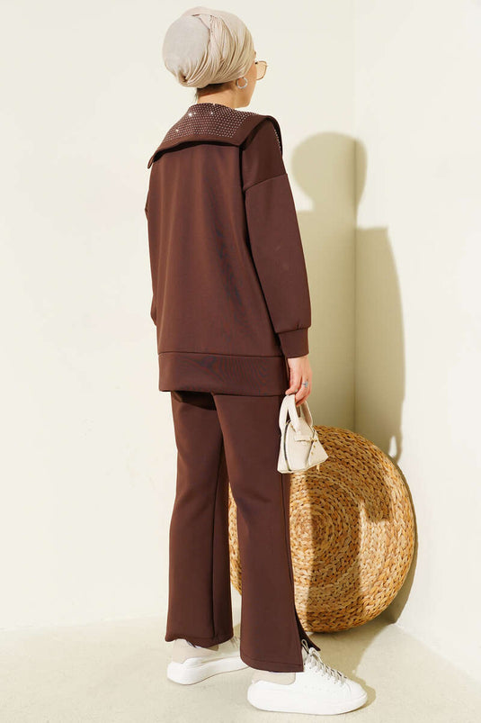 طقم غوص مكون من قطعتين باللون البني مع أحجار صغيرة في المقدمة