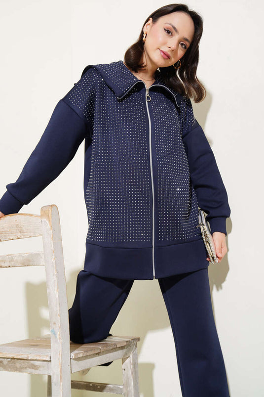 طقم غوص أزرق داكن من قطعتين مزين بأحجار صغيرة في الأمام