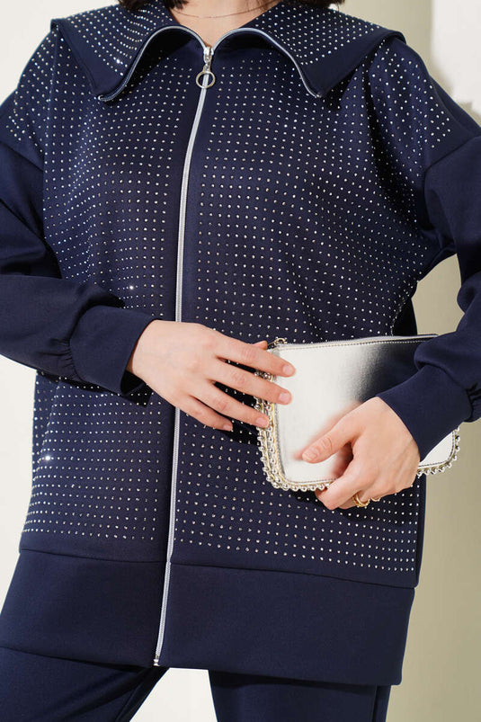 طقم غوص أزرق داكن من قطعتين مزين بأحجار صغيرة في الأمام