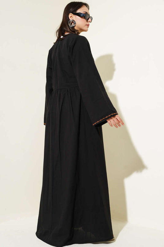 فستان أسود واسع مطرز من الأمام