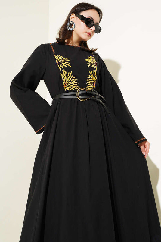 فستان أسود واسع مطرز من الأمام