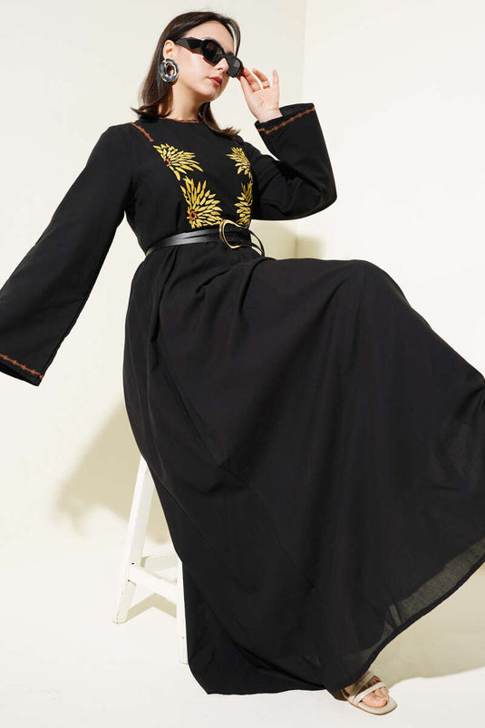 فستان أسود واسع مطرز من الأمام