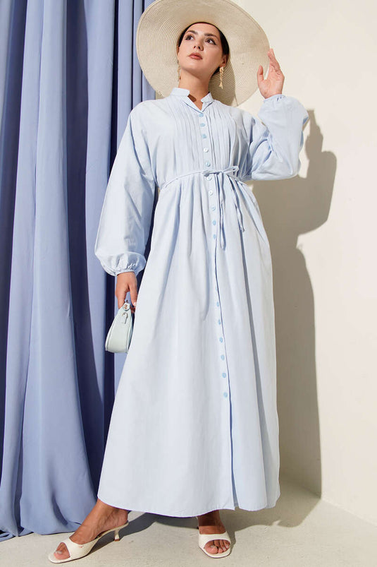 Babyblaues, geripptes Kleid mit Gürtel vorne