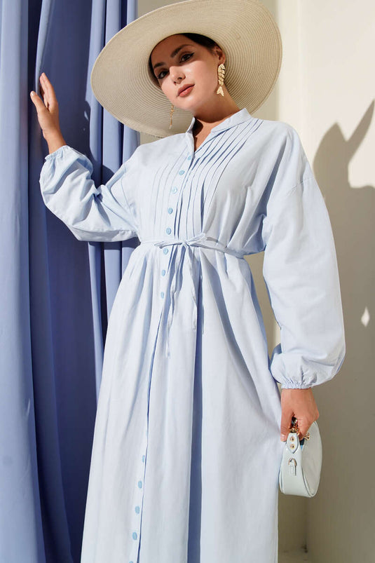 Babyblaues, geripptes Kleid mit Gürtel vorne