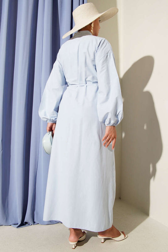 Babyblaues, geripptes Kleid mit Gürtel vorne