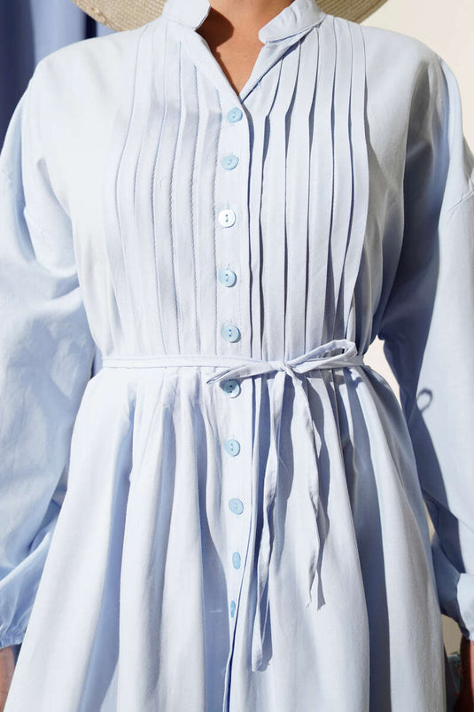 Babyblaues, geripptes Kleid mit Gürtel vorne