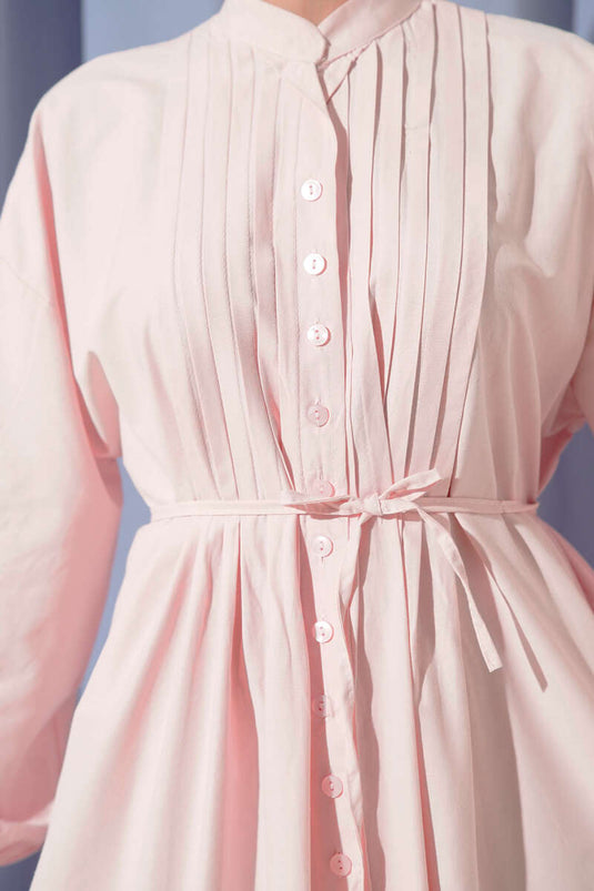 Rosafarbenes, geripptes Kleid mit Gürtel vorne