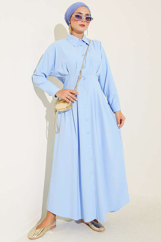 Robe bleue avec plis devant