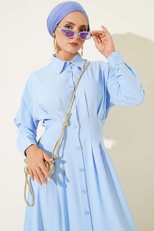 Robe bleue avec plis devant