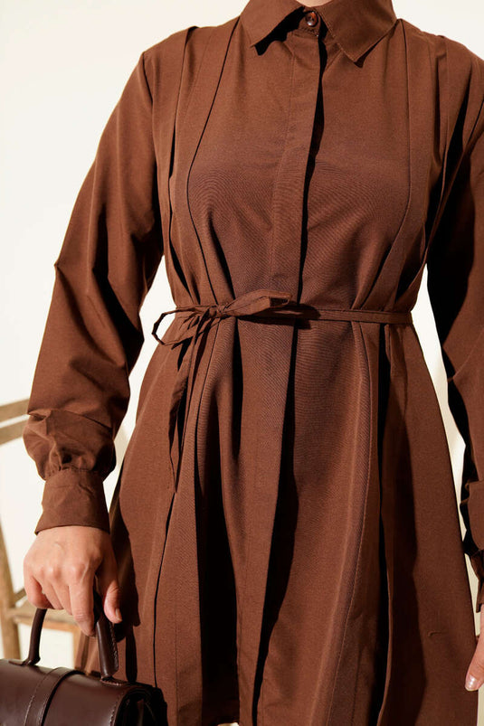 Tunique marron à ceinture en corde et pinces sur le devant