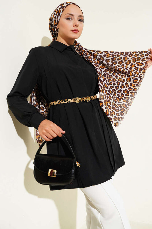 سترة طويلة بفتحة صدر واسعة وحزام برباط، لونها أسود.