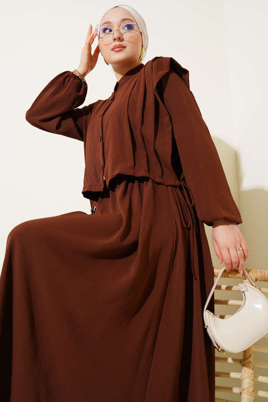 فستان واسع مع بوليرو وتفصيل طيات أمامية بني