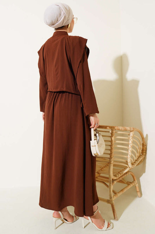 فستان واسع مع بوليرو وتفصيل طيات أمامية بني