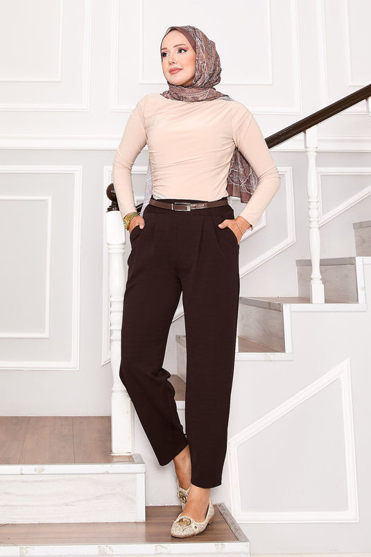 بنطلون بني بجيوب أمامية مفصلة ومطوي