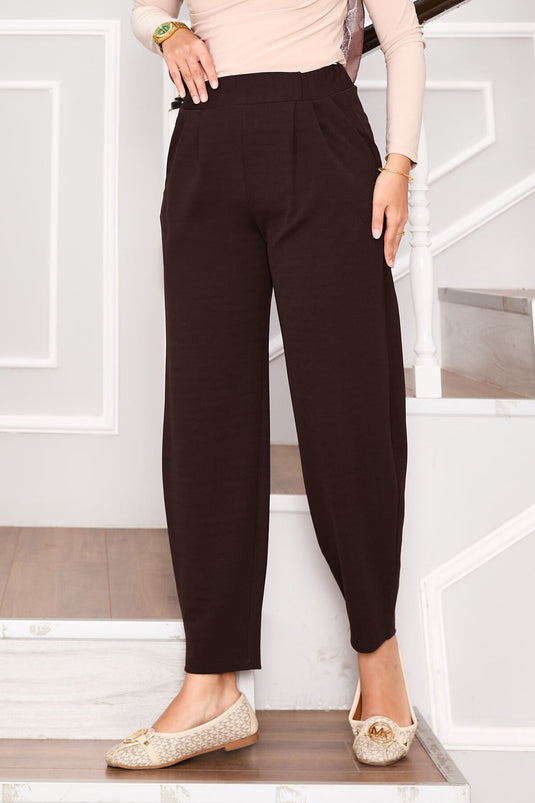 بنطلون بني بجيوب أمامية مفصلة ومطوي