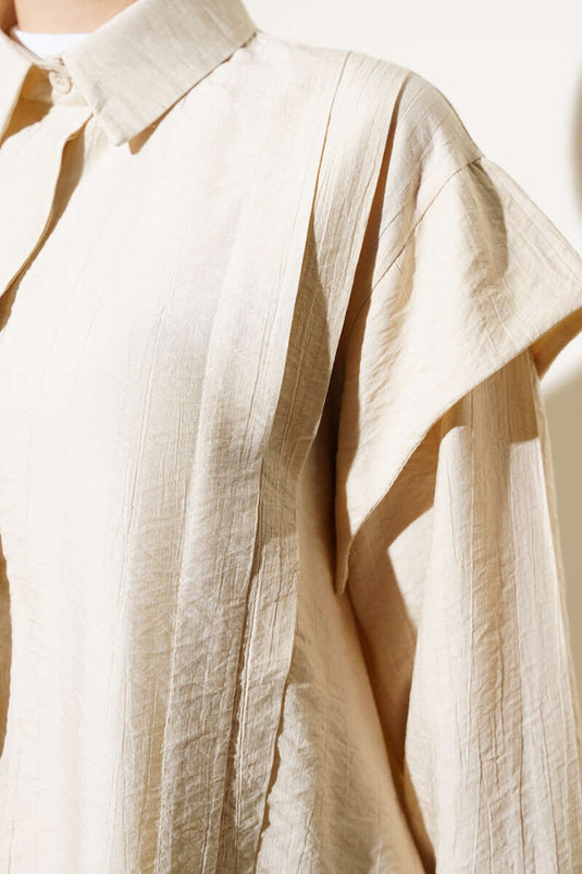 Chemise beige à plis sur le devant et détails travaillés