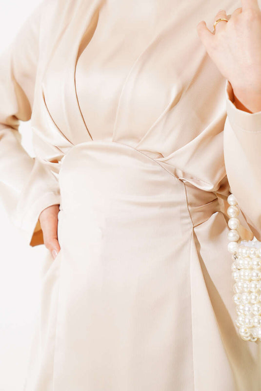 بدلة ساتان مزدوجة مع تفاصيل أمامية مطوية باللون البيج