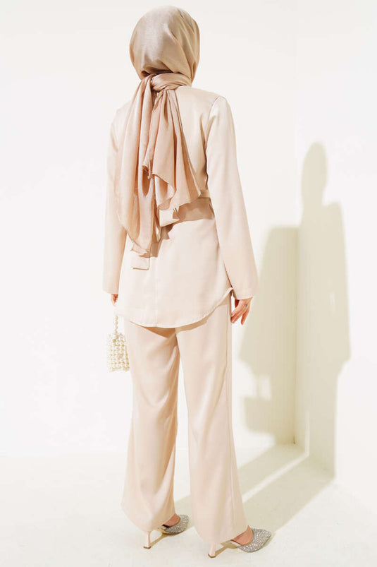 بدلة ساتان مزدوجة مع تفاصيل أمامية مطوية باللون البيج