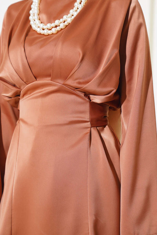 Geplooide voorkant gedetailleerde satijnen tweedelige set bruin