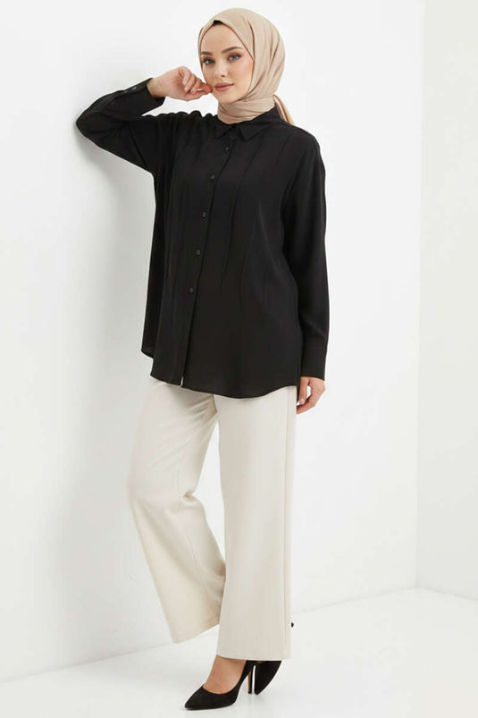 Chemise en tensel noire avec détails plissés sur le devant