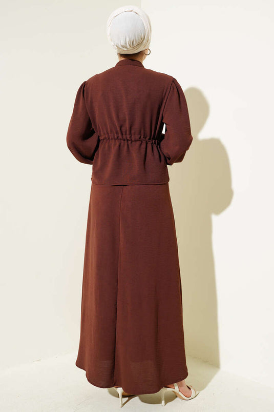 بدلة تنورة نفقية ذات خصر أمامي مطوي باللون البني المر