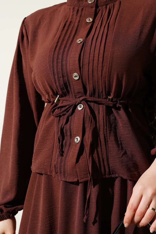 بدلة تنورة نفقية ذات خصر أمامي مطوي باللون البني المر