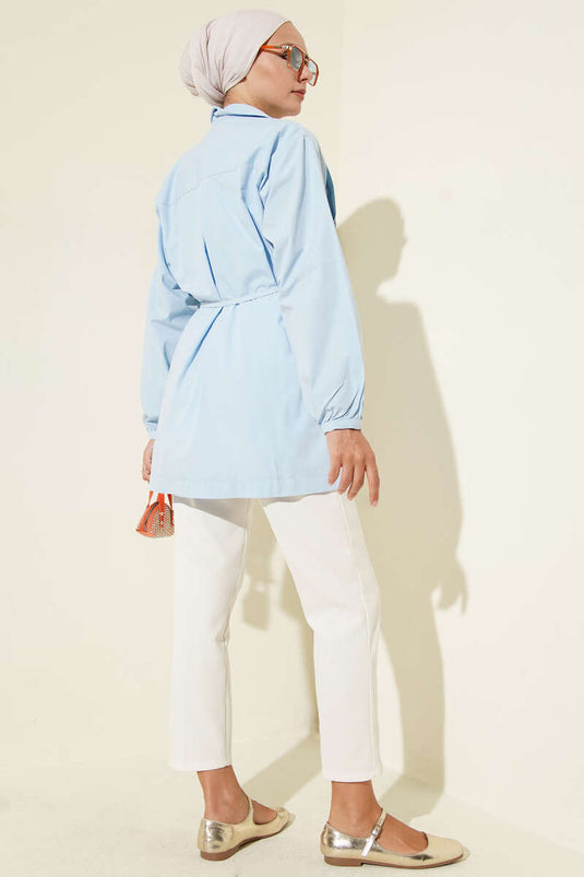 قميص بريطاني بأزرار أمامية مطوية باللون الأزرق الفاتح