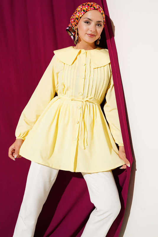 قميص بياقة بحرية مطوية من الأمام، أصفر