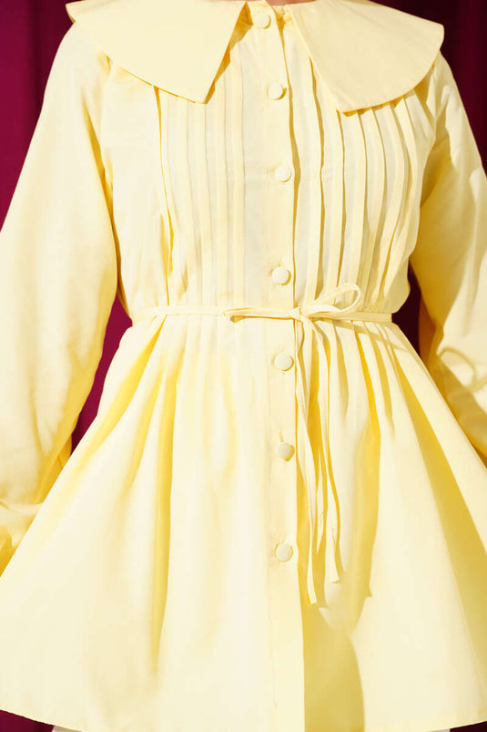 قميص بياقة بحرية مطوية من الأمام، أصفر