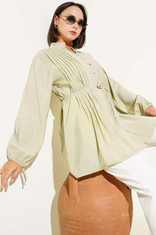 قميص مطوي بأزرار أمامية باللون الأخضر اللوزي