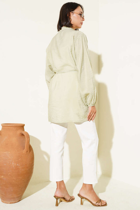 قميص مطوي بأزرار أمامية باللون الأخضر اللوزي