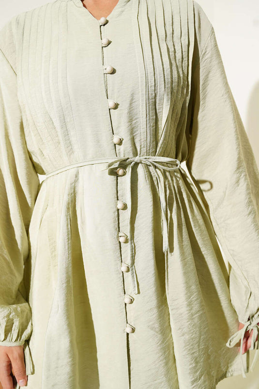 قميص مطوي بأزرار أمامية باللون الأخضر اللوزي