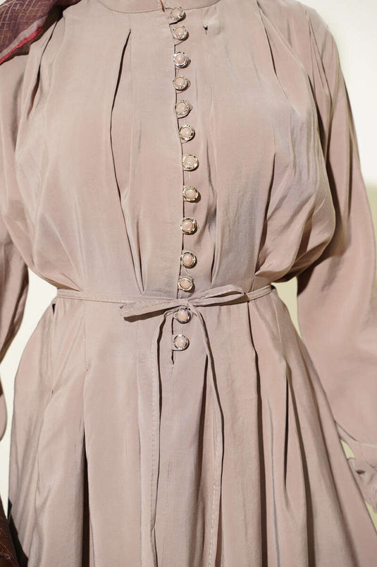 Robe en modal beige à plis avant et boutons