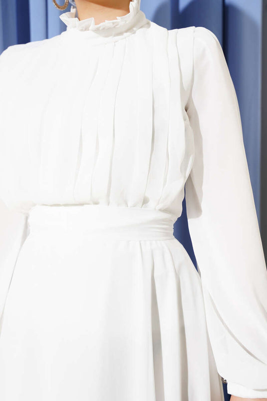 فستان سهرة شيفون أبيض بحزام وكسرات أمامية