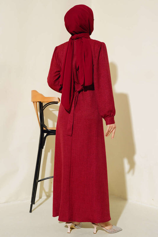 فستان من الكتان بكسرات أمامية باللون العنابي