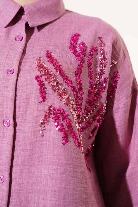 قميص بتفاصيل الترتر على الجهة الأمامية، لون وردي باهت