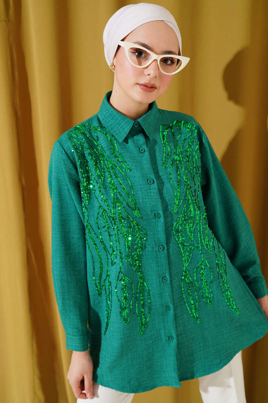 قميص أساسي باللون الأخضر مع مقدمة مزينة بالترتر