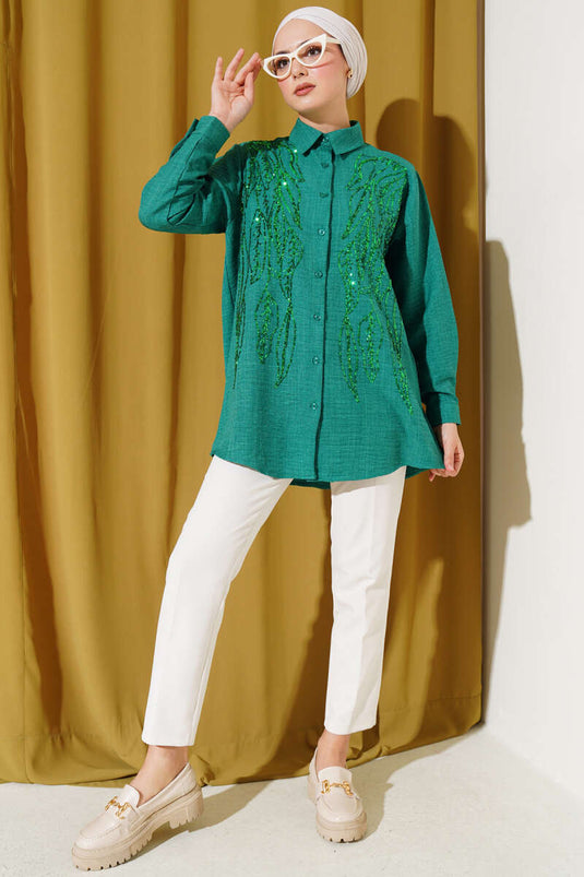 قميص أساسي باللون الأخضر مع مقدمة مزينة بالترتر