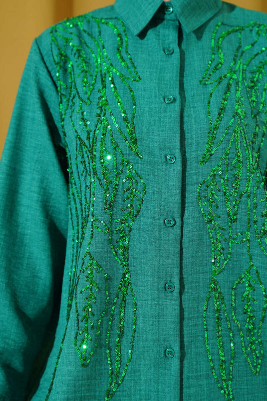 قميص أساسي باللون الأخضر مع مقدمة مزينة بالترتر