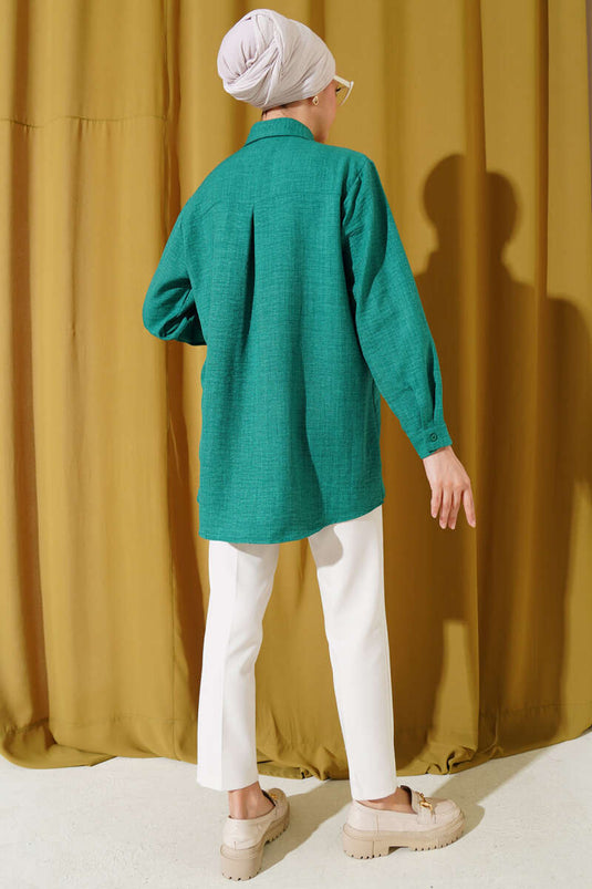 قميص أساسي باللون الأخضر مع مقدمة مزينة بالترتر