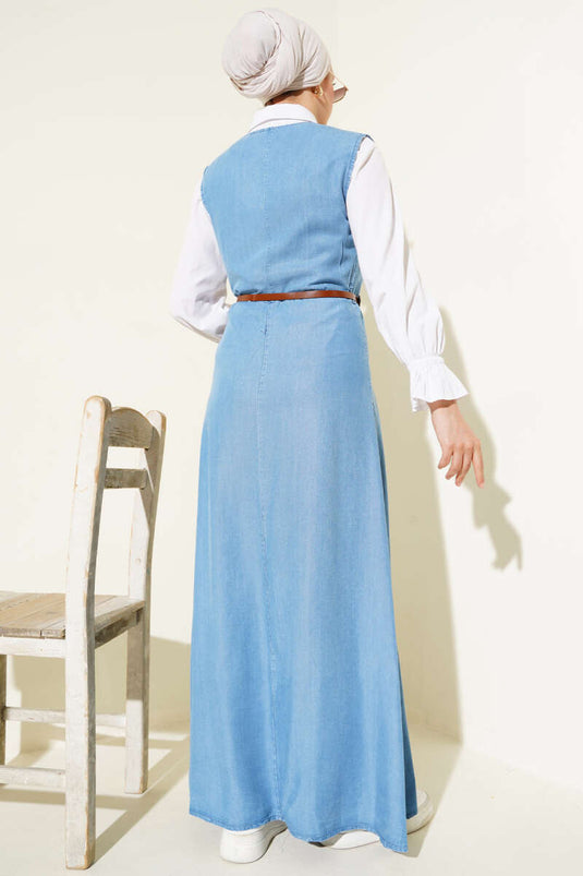 فستان بدون أكمام بأزرار خشبية في الأمام من قماش الدنيم الأزرق